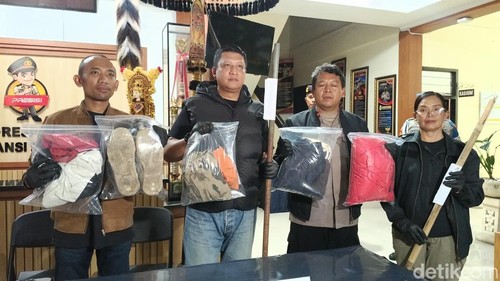 Kapolres Tabanan, AKBP I Putu Bayu Pati (dua dari kiri) memperlihatkan barang bukti pengeroyokan terhadap KD hingga meninggal di Mapolres Tabanan, Minggu (26/7/2026).
