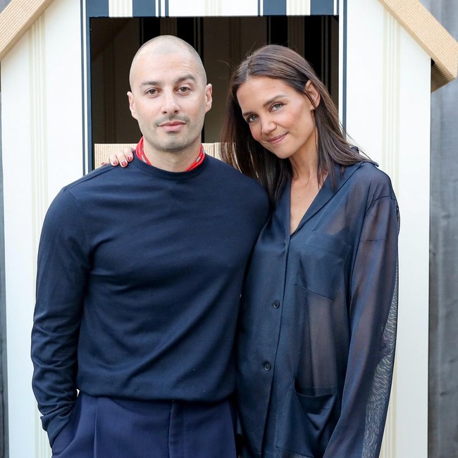 Foto: Katie Holmes dan Pacar Baru Go Public? Mesra Hadiri Acara Ferragamo