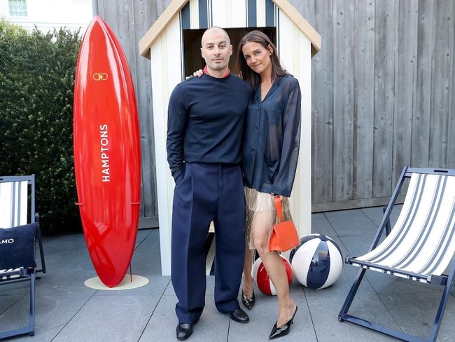 Aktris berusia 47 tahun itu hadir bersama Yarmosky, 38, dalam acara makan malam pop-up Ferragamo yang digelar Gabrielle Union di Topping Rose House, Hamptons, pada Sabtu (25/7/2026). Foto: X
