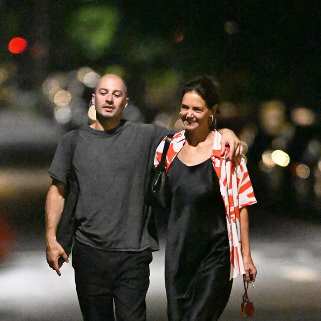Rumor hubungan keduanya sebenarnya sudah berembus sejak awal Juli setelah Holmes dan Yarmosky beberapa kali tertangkap kamera berjalan sambil bergandengan tangan di kawasan Hamptons. Meski begitu, hingga kini keduanya belum secara resmi mengonfirmasi status hubungan mereka. Foto: Instagram