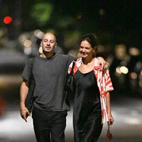 Rumor hubungan keduanya sebenarnya sudah berembus sejak awal Juli setelah Holmes dan Yarmosky beberapa kali tertangkap kamera berjalan sambil bergandengan tangan di kawasan Hamptons. Meski begitu, hingga kini keduanya belum secara resmi mengonfirmasi status hubungan mereka. Foto: Instagram