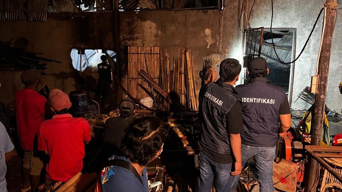 Polisi saat melakukan olah TKP kebakaran yang menghanguskan gudang produksi pabrik bambu di Wonokromo, Pleret, Bantul, Sabtu (25/7/2025).