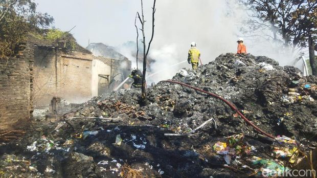 Kebakaran di Klaten Penampakan gudang rosok yang terbakar di Dukuh Dongkelan, Desa Drono, Kecamatan Ngawen, Klaten, Minggu (26/7/2026).