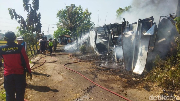 Penampakan gudang rosok yang terbakar di Dukuh Dongkelan, Desa Drono, Kecamatan Ngawen, Klaten, Minggu (26/7/2026).