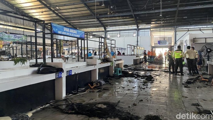 Kebakaran di Pasar Modern, Kecamatan Mijen, Kota Semarang, Kota Semarang, Minggu (26/7/2026).