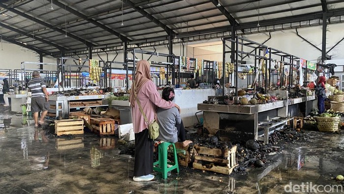Penampakan lapak di Pasar Modern BSB Semarang yang hangus terbakar, Minggu (26/7/2026).