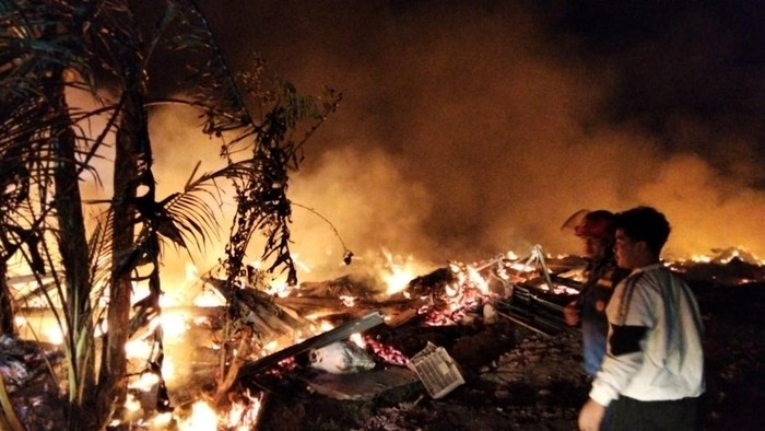Tim pemadam kebakaran saat berusaha menjinakkan api yang membakar kandang ayam di Dukuh Pengkok, Desa Pengkok, Kedawung, Sragen, Minggu (26/7/2026).