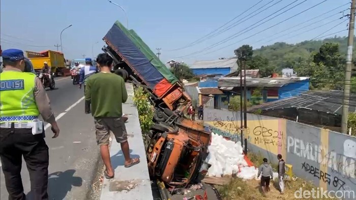 Penampakan truk yang terjun dari Flyover Kretek Paguyangan, Brebes, usai diseruduk truk lain yang mengalami rem blong, Minggu (26/7/2026).