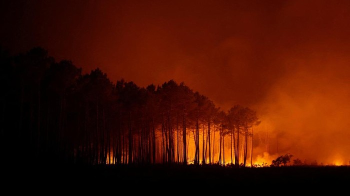 Smoke rises as flames burn during a wildfire at Ares, Gironde, amongst worsening drought conditions following a heatwave and water shortages across much of France, July 25, 2026. REUTERS/Stephane Mahe REFILE - FIXING TYPO IN DEPARTMENT NAME