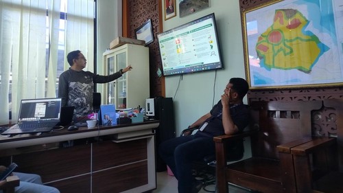 Kepala BTN Tambora bersama Kepala Tata Usaha saat menunjukkan data kebakaran Savana Tambora.  (Faruk/detikBali)
