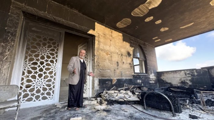 Kerusakan akibat kebakaran terlihat di pintu masuk Masjid Al-Rahmah setelah serangan pembakaran oleh pemukim Israel di desa Qusra, selatan Nablus di Tepi Barat, Palestina pada 26 Juli 2026.