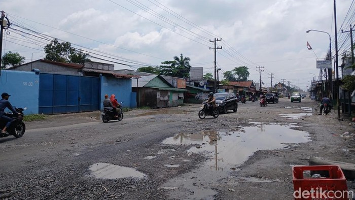Kerusakan di Jalan Veteran Pasar 9, Desa Manunggal, Kecamatan Helvetia, Kabupaten Deli Serdang, Sumatera Utara, Minggu (26/7/2026) (Juita Sinuhaji/detikSumut)