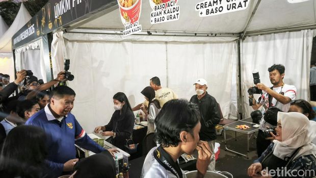 Ketua Steering Committee Piala Presiden 2026, Maruarar Sirait saat meninjau lapak UMKM di Jalak Harupat Ketua Steering Committee Piala Presiden 2026, Maruarar Sirait saat meninjau lapak UMKM di Jalak Harupat