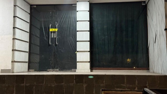 Kondisi klinik kecantikan di Kebayoran Baru, Jaksel temoat pria bernama Sutrimo ditemukan tewas. (Adhfar/detikcom)