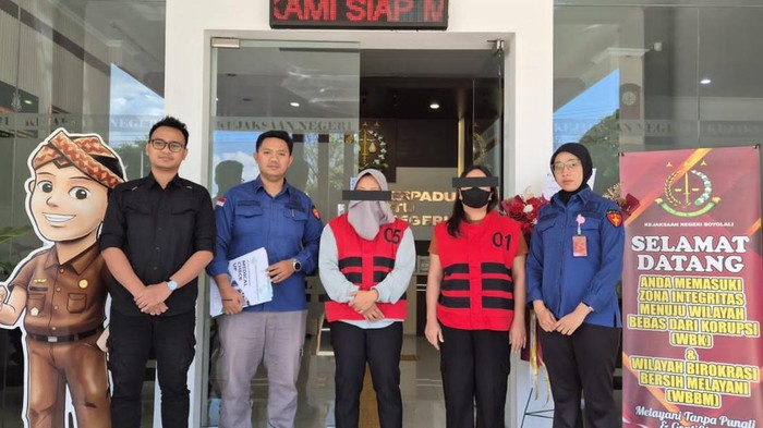 Penampakan 2 pegawai BUMD PT Aneka Karya Boyolali yang jadi tersangka dugaan korupsi penyaluran pupuk bersubsidi. Foto diunggah Minggu (26/7/2026).