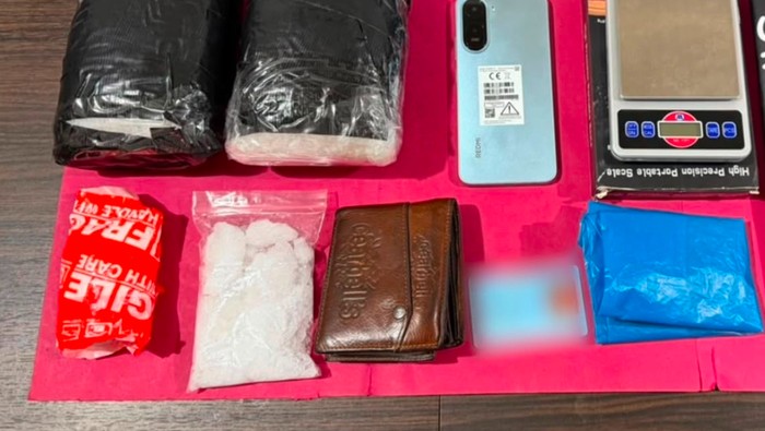 Kurir narkoba ditangkap di Bandara SSK II Pekanbaru usai kedapatan sembunyikan sabu di selangkangan, Minggu (26/7/2026).