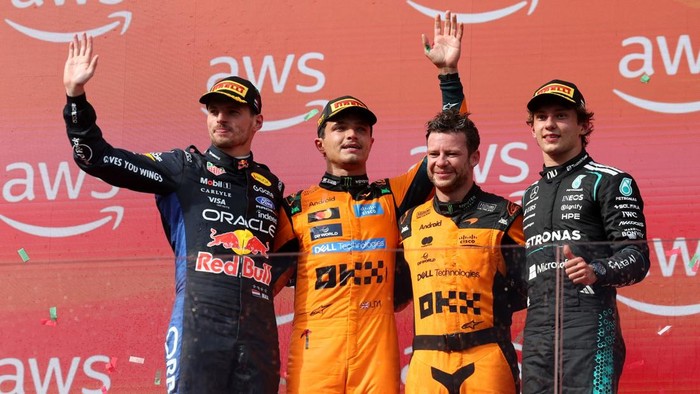 Lando Norris (kedua dari kiri) merayakan kemenangan di GP Hungaria. Max Verstappen (kiri) ada di urutan kedua, disusul Kimi Antonelli (kanan). 