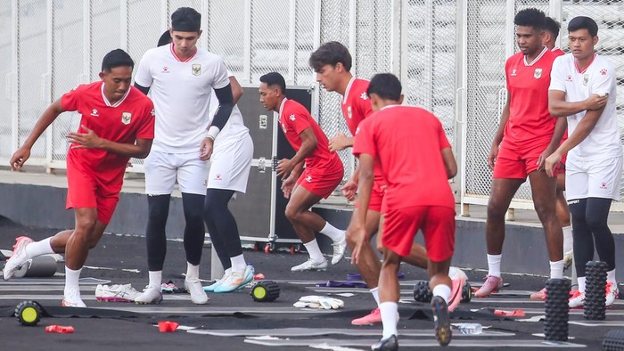 Pesepak bola Timnas Indonesia Sandy Walsh (kiri) bersama pesepak bola lainnya mengikuti sesi latihan di Stadion Madya, Komplek Olahraga Gelora Bung Karno, Jakarta, Minggu (26/7/2026). Timnas Indonesia menjalani latihan menjelang laga Indonesia melawan Kamboja sebagai pembuka Grup A ASEAN Championship atau AFF 2026 yang akan berlangsung Senin (27/7) di Stadion Pakansari, Kabupaten Bogor. ANTARA FOTO/Muhammad Iqbal/agr