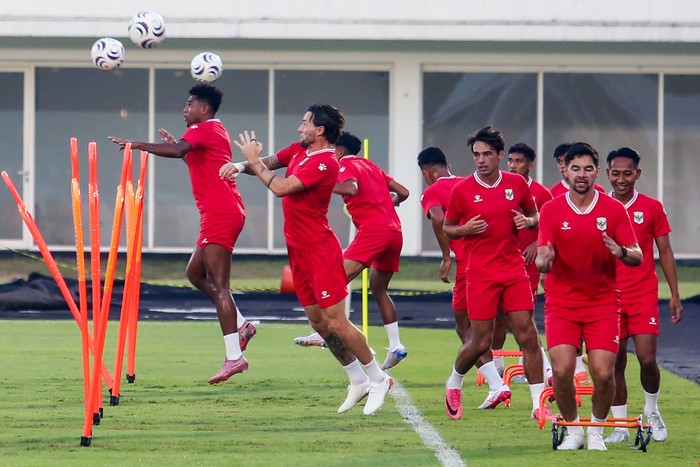 Pesepak bola Timnas Indonesia Sandy Walsh (kiri) bersama pesepak bola lainnya mengikuti sesi latihan di Stadion Madya, Komplek Olahraga Gelora Bung Karno, Jakarta, Minggu (26/7/2026). Timnas Indonesia menjalani latihan menjelang laga Indonesia melawan Kamboja sebagai pembuka Grup A ASEAN Championship atau AFF 2026 yang akan berlangsung Senin (27/7) di Stadion Pakansari, Kabupaten Bogor. ANTARA FOTO/Muhammad Iqbal/agr