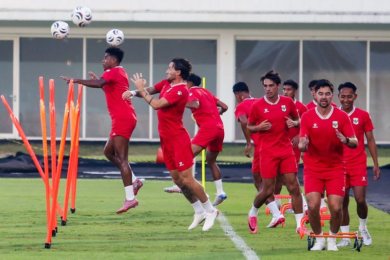 Pesepak bola Timnas Indonesia Sandy Walsh (kiri) bersama pesepak bola lainnya mengikuti sesi latihan di Stadion Madya, Komplek Olahraga Gelora Bung Karno, Jakarta, Minggu (26/7/2026). Timnas Indonesia menjalani latihan menjelang laga Indonesia melawan Kamboja sebagai pembuka Grup A ASEAN Championship atau AFF 2026 yang akan berlangsung Senin (27/7) di Stadion Pakansari, Kabupaten Bogor. ANTARA FOTO/Muhammad Iqbal/agr