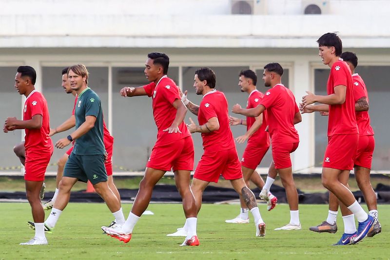 Pesepak bola Timnas Indonesia Sandy Walsh (kiri) bersama pesepak bola lainnya mengikuti sesi latihan di Stadion Madya, Komplek Olahraga Gelora Bung Karno, Jakarta, Minggu (26/7/2026). Timnas Indonesia menjalani latihan menjelang laga Indonesia melawan Kamboja sebagai pembuka Grup A ASEAN Championship atau AFF 2026 yang akan berlangsung Senin (27/7) di Stadion Pakansari, Kabupaten Bogor. ANTARA FOTO/Muhammad Iqbal/agr