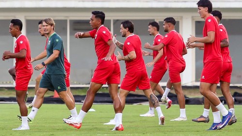 Pesepak bola Timnas Indonesia Sandy Walsh (kiri) bersama pesepak bola lainnya mengikuti sesi latihan di Stadion Madya, Komplek Olahraga Gelora Bung Karno, Jakarta, Minggu (26/7/2026). Timnas Indonesia menjalani latihan menjelang laga Indonesia melawan Kamboja sebagai pembuka Grup A ASEAN Championship atau AFF 2026 yang akan berlangsung Senin (27/7) di Stadion Pakansari, Kabupaten Bogor. ANTARA FOTO/Muhammad Iqbal/agr