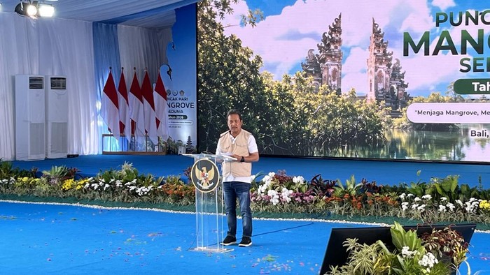 Menteri Kelautan dan Perikanan, Sakti Wahyu Trenggono, berpidato di acara Hari Mangrove Sedunia di Tahura Ngurah Rai, Denpasar, Minggu (26/7/2026).