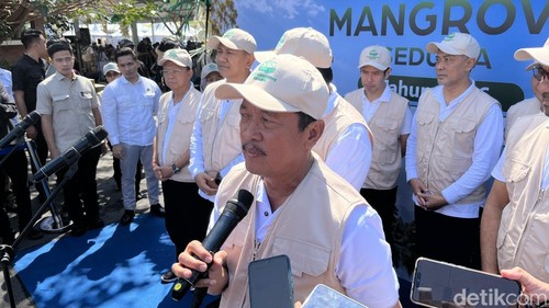 Menteri Kelautan dan Perikanan Sakti Wahyu Trenggono saat menghadiri acara Hari Mangrove Sedunia di Tahura Denpasar, Minggu (26/7/2026).