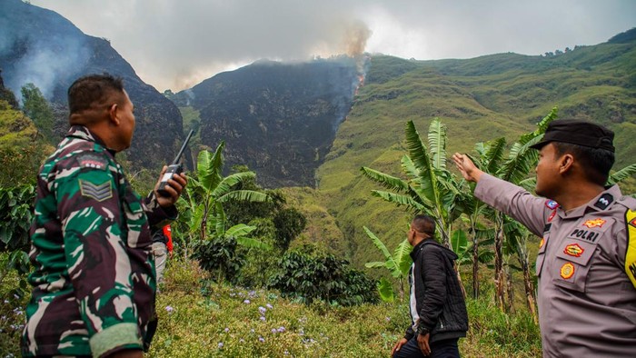 Titik kebakaran hutan di kawasan Perhutani RPH Sukapura, Blok Gunung Ringgit, Desa Sapikerep, Kecamatan Sukapura, Kabupaten Probolinggo, Jawa Timur, Minggu (26/7/2026). Tim gabungan dari BPBD, TNI, Polri, Perhutani, dan LMDH melakukan pemantauan serta penanganan kebakaran yang diperkirakan melanda sekitar empat hektare sebagai upaya mencegah api meluas ke kawasan sumber air, lahan pertanian dan permukiman warga. ANTARA FOTO/Irfan Sumanjaya/agr
