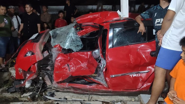 Mobil yang mogok lalu dihantam kereta api di Lampung Selatan