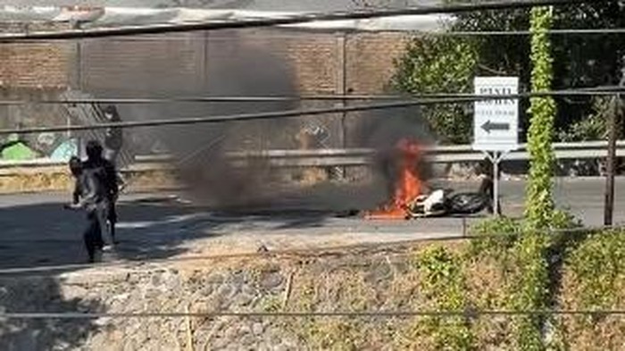 Motor terbakar akibat bentrokan warga di jembatan Jalan Abdesir Makassar.