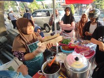 Laris Manis Kudapan Jaje Bali Khas Karangasem di Denpasar