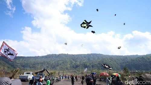 Para peserta Batur Kite Festival menerbangkan layang-layang di kawasan wisata Black Lava Gunung Batur, Kintamani, Bangli, Bali, Minggu (26/7/2026). (Foto: Aryo Mahendro/detikBali)