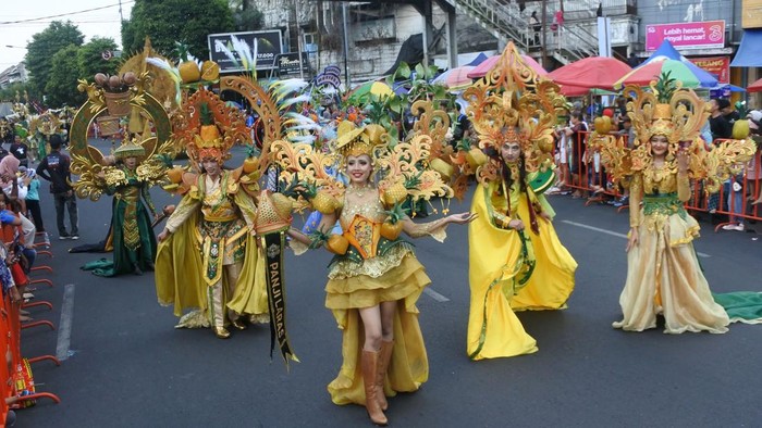 Peserta dari Kota Balikpapan menampilkan atraksinya di Wonderful Archipelago Carnival Indonesia (WACI) dalam rangkaian Jember Fashion Carnaval ke-24 di Jember, Jawa Timur, Sabtu (25/7/2026). Kegiatan WACI 2026 diikuti sembilan kontingen dari tujuh provinsi yang merupakan karnaval dengan mengangkat keragaman kebudayaan Indonesia. ANTARA FOTO/Seno/nym.