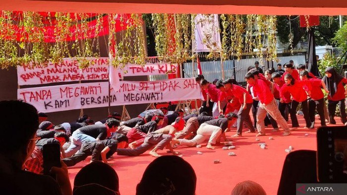 Partai Demokrasi Indonesia Perjuangan (PDIP) menggelar aksi teatrikal untuk memperingati 30 tahun peristiwa Kerusuhan 27 Juli atau Kudatuli di Gedung DPP PDIP, Jakarta Pusat, Minggu (26/7/2026). ANTARA/Nadia Putri Rahmani