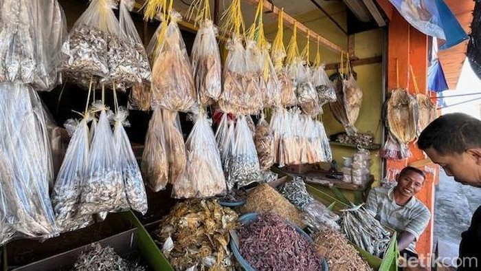 Pedagang ikan menjajakan aneka ikan asin di pasar Muncar Banyuwangi