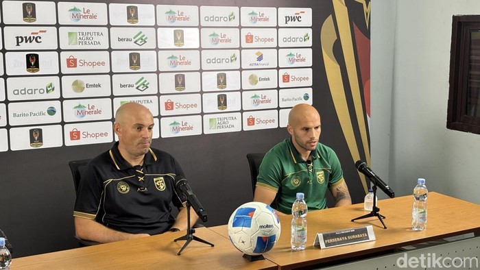 Pelatih Persebaya Bernardo Tavares dan pemain Risto Mitrevski