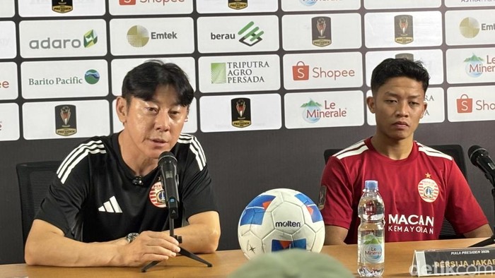 Pelatih Persija Jakarta Shin Tae-yong dan pemain Rio Fahmi