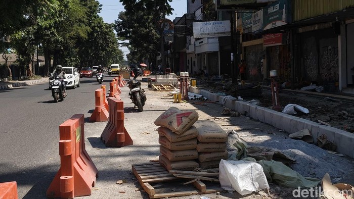 Pembangunan halte BRT di kawasan Cicadas.
