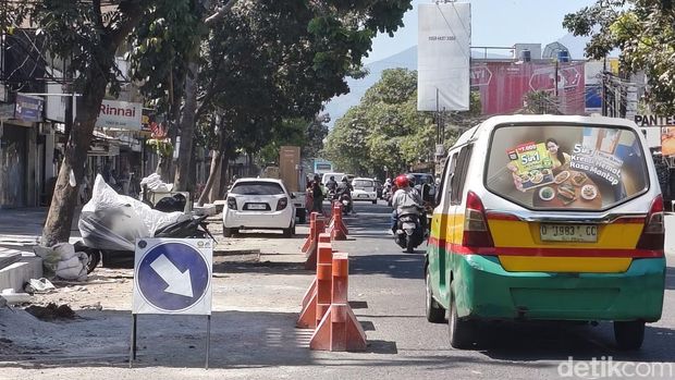 Pembangunan halte BRT di kawasan Cicadas.