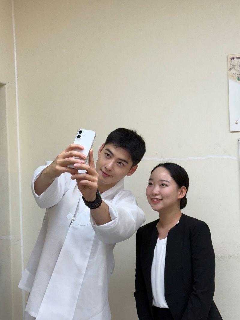 Penampilan terbaru Cha Eun Woo disorot terlihat lebih chubby dan tampak manglingi di tengah wajib militer.