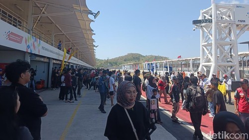 Penonton ajang Pertamina Mandalika Racing Series 2026 Round 3 saat memadati area paddock pada sesi pit walk di Sirkuit Mandalika.