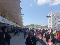 Pit Walk MRS 2026 Diserbu Penonton, Kaus hingga Helm Jadi Buruan