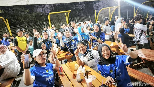 Penonton memenuhi area UMKM sebelum pertandingan Persib vs Arema FC Penonton memenuhi area UMKM sebelum pertandingan Persib vs Arema FC