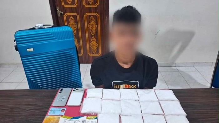 Polda Riau menangkap kurir narkoba yang akan menyelundupkan 2 kilogram sabu ke Jakarta lewat Bandara SSK II Pekanbaru, Senin (20/7/2026).