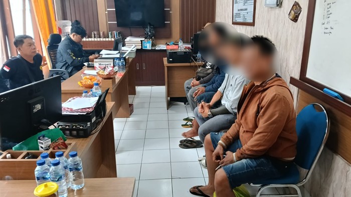 Polisi memeriksa warga Banjar Dinas Juwuk Legi, Desa Batunya, Kecamatan Baturiti, Tabanan, seusai insiden pengeroyokan pencuri ayam hingga tewas. (Istimewa)
