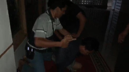Polisi menangkap pria inisial JK alias Joel saat tidur di salah satu masjid di Mataram, NTB, Sabtu (25/7/2026). (Foto: Dok. Polresta Mataram)