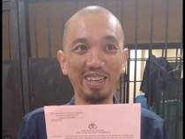 Pelaku KDRT Istri hingga Tewas di Luwu Timur Tersenyum Saat Digiring Polisi