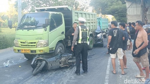 Polisi mengatur arus lalu lintas usai kecelakaan di Jalan Ahmad Yani, Lombok Barat, NTB, Minggu (26/7/2026).