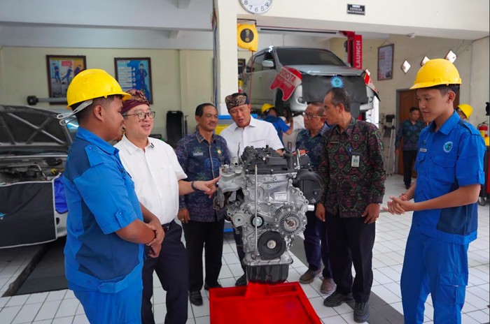 PT Toyota Motor Manufacturing Indonesia (TMMIN) melalui program Corporate Social Responsibility (CSR) memperluas program Vocational School Development ke Provinsi Bali.